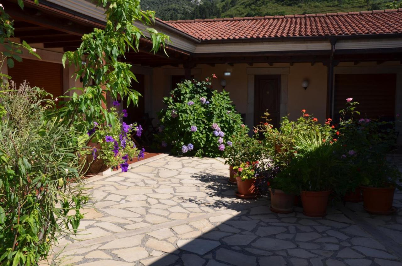 Hotel Arenas De Cabrales- Apartamentos Екстериор снимка